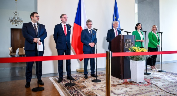 Prezident Petr Pavel, premiér Petr Fiala a další vysocí ústavní činitelé na tiskové konferenci po společném jednání na Hradě, 1. července 2024.