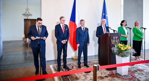 Prezident Petr Pavel, premiér Petr Fiala a další vysocí ústavní činitelé na tiskové konferenci po společném jednání na Hradě, 1. července 2024.