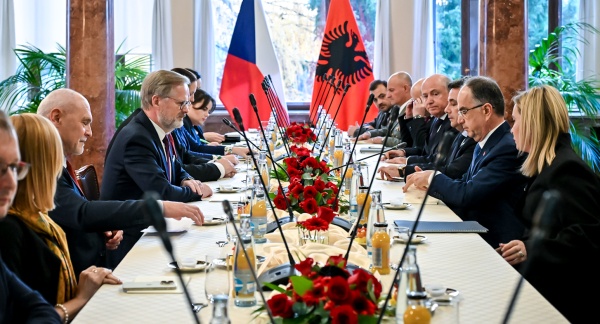 Premiér v demisi Petr Fiala jednal v Kramářově vile s prezidentem Albánie Bajramem Begajem, 19. listopadu 2025.