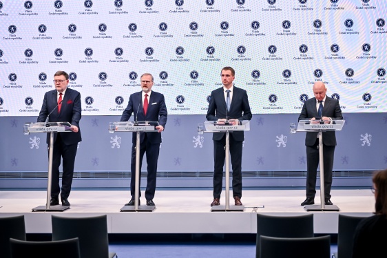 Premiér Petr Fiala oznamuje na tiskové konferenci rozhodnutí vlády ohledně dostavby jaderné elektrárny Dukovany, 7. května 2025.
