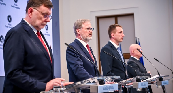 Premiér Petr Fiala oznamuje na tiskové konferenci rozhodnutí vlády ohledně dostavby jaderné elektrárny Dukovany, 7. května 2025.