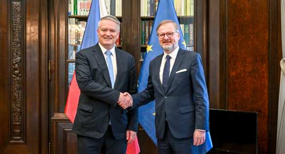 Premiér Petr Fiala se setkal s generálním tajemníkem OECD Mathiasem Cormannem, 30. března 2023.