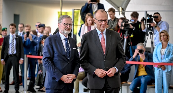 Německý kancléř Friedrich Merz a český premiér Petr Fiala před začátkem jednání zapózovali médiím před budovou kancléřství, 22. července 2025.
