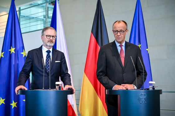 Německý kancléř Friedrich Merz a český premiér Petr Fiala před začátkem jednání zapózovali médiím před budovou kancléřství, 22. července 2025.