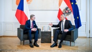 Jednání delegací tradičně předcházela krátká schůzka rakouského kancléře Karla Nehammera a českého premiéra Petra Fialy, 4. prosince 2023.