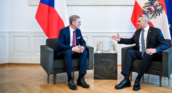 Jednání delegací tradičně předcházela krátká schůzka rakouského kancléře Karla Nehammera a českého premiéra Petra Fialy, 4. prosince 2023.