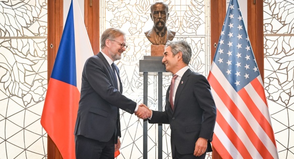 Premiér Petr Fiala přijal nového velvyslance USA Bijana Sabeta, 30. března 2023.