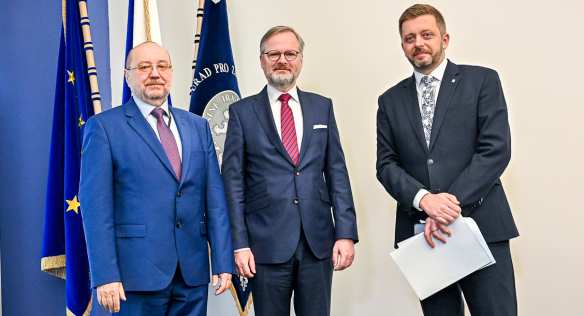 Premiér Fiala s ministrem vnitra Rakušanem navštívili Úřad pro zahraniční styky a informace, 31. března 2023.