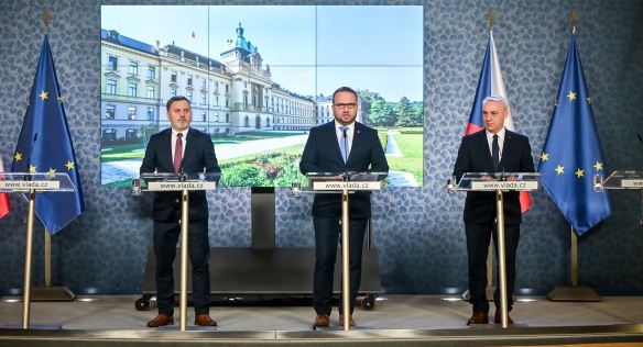 Průběh jednání tripartity shrnuli vicepremiér M. Jurečka, předseda ČMKOS J. Středula a prezident Svazu průmyslu a dopravy J. Rafaj, 4. prosince 2023.