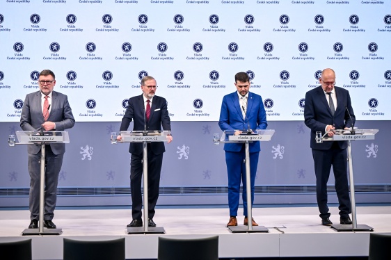 Premiér Petr Fiala a ministři Zbyněk Stanjura, Mikuláš Bek a Petr Hladík na tiskové konferenci po jednání vlády, 15. ledna 2025.