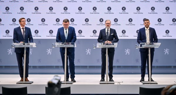Na tiskové konferenci po jednání vlády vystoupili premiér Petr Fiala a ministři Martin Kupka, Zbyněk Stanjura a Petr Hladík, 23. července 2025.