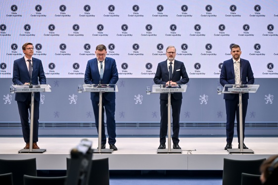 Na tiskové konferenci po jednání vlády vystoupili premiér Petr Fiala a ministři Martin Kupka, Zbyněk Stanjura a Petr Hladík, 23. července 2025.