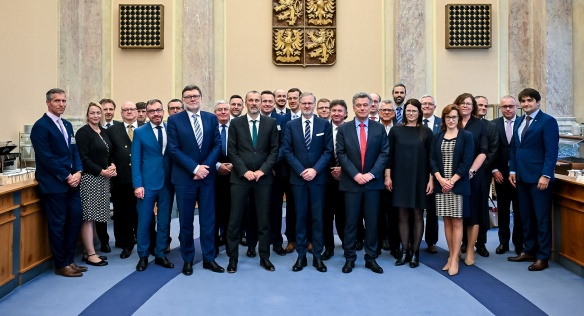 Premiér Petr Fiala a další členové vlády na společné fotografii s účastníky jednání se zástupci profesních komor, 16. května 2024.