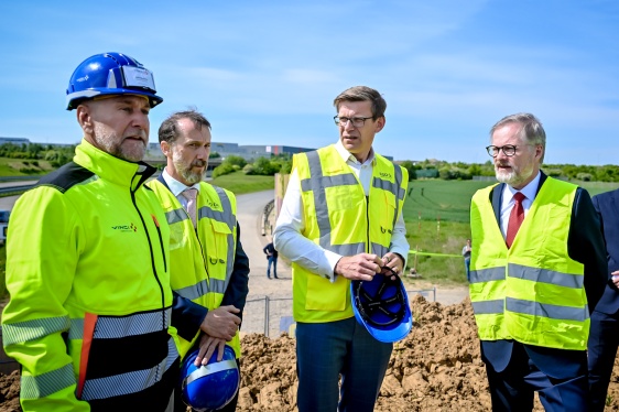 Premiér Petr Fiala a ministr dopravy Martin Kupka si prohlédli rozestavěnou část Pražského okruhu, 14. května 2025.