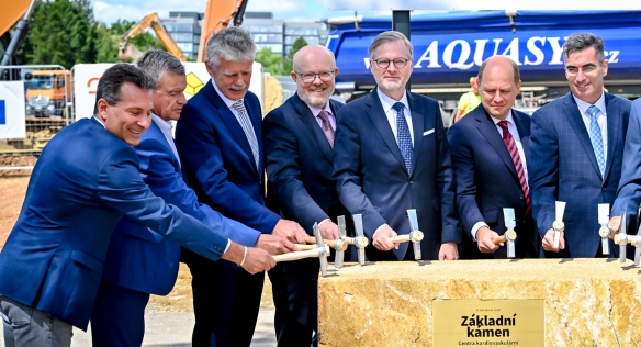 Premiér Petr Fiala a vicepremiér a ministr zdravotnictví Vlastimil Válek na slavnostním zahájení stavby nového sídla CKTCH v Brně, 4. července 2024.