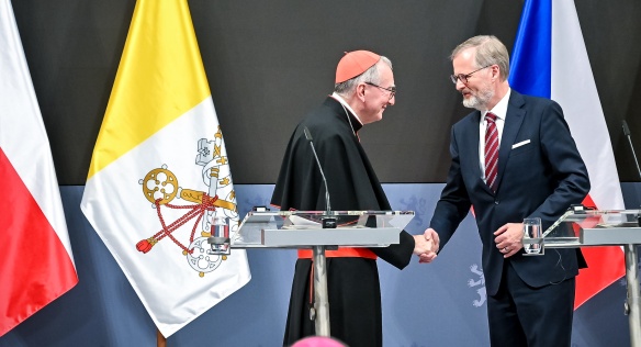 Premiér Petr Fiala a státní sekretář Svatého stolce kardinálPietro Parolin podepisují smlouvu mezi Českou republikou a Svatým stolcem,24. října 2024.