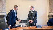 Premiér Petr Fiala a 1. vicepremiér a ministr vnitra Vít Rakušan v rozpravě před zahájením jednání vlády, 10. května 2023.