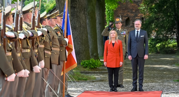 Premiér Fiala vítá při příjezdu italskou premiérku Giorgiu Meloniovou, 10. května 2023.