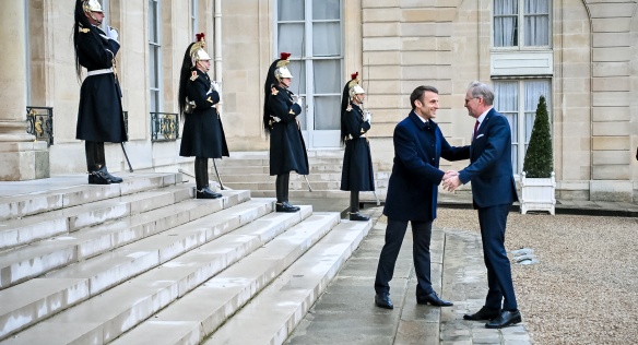 Českého předsedu vlády Petra Fialu při příjezdu na summit uvítal francouzský prezident Emmanuel Macron, 26. února 2024.