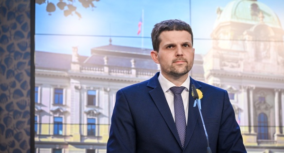 Na tiskové konferenci shrnul závěry jednání vlády ministr životního prostředí Petr Hladík, 10. května 2023.