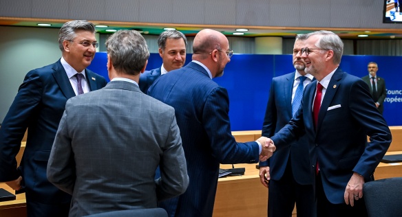 Český premiér Petr Fiala se před začátkem neformálního summitu Evropské rady zdraví s jejím předsedou Charlesem Michelem, 17. června 2024.