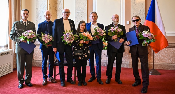 Společná fotografie laureátů letošního předávání ocenění účastníkům odboje a odporu proti komunismu ve Strakově akademii, 14. dubna 2026.