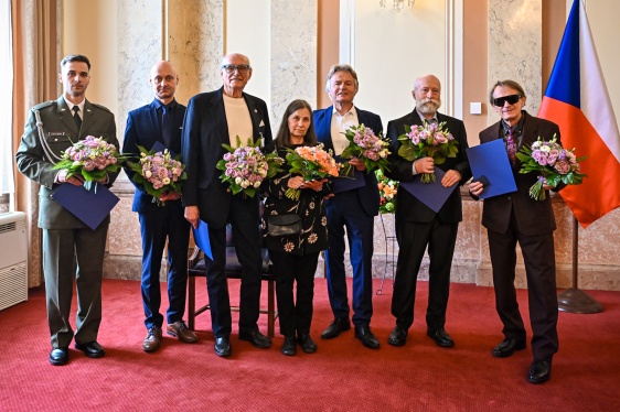 Společná fotografie laureátů letošního předávání ocenění účastníkům odboje a odporu proti komunismu ve Strakově akademii, 14. dubna 2026.