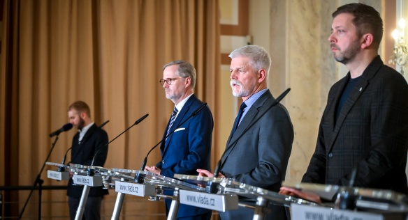 Na tiskové konferenci vystoupili premiér Petr Fiala, prezident republiky Petr Pavel a 1. vicepremiér a ministr vnitra Vít Rakušan, 21. prosince 2023.