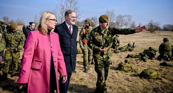 Velitel 4. brigády rychlého nasazení Jiří Líbal doprovází premiéra Petra Fialu a ministryni obrany Janu Černochovou po cvičišti, 12. března 2025.