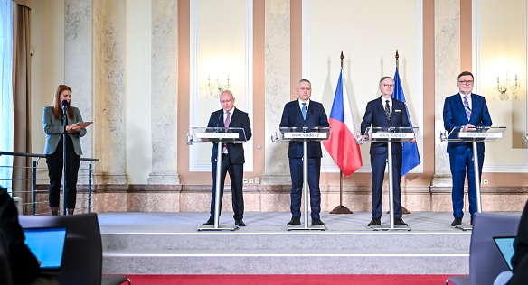 Prezident republiky Petr Pavel v neformálním rozhovoru s premiérem Petrem Fialou před pokračováním schůze vlády, které se zúčastnil, 31. ledna 2024.