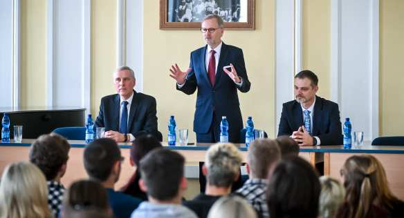 Předseda vlády Petr Fiala během debaty se studenty střední školy ve Vyškově, 6. prosince 2023.