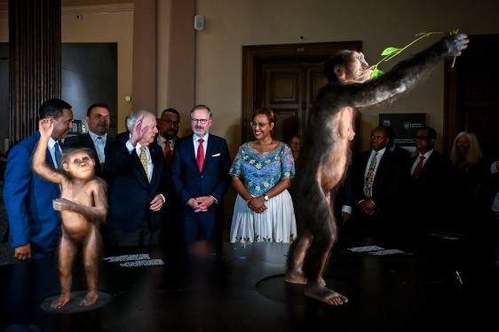 Premiér Petr Fiala a ministryně cestovního ruchu Etiopie Selamawit Kassaová odhalují expozici fosilie Lucy, 25. srpna 2025.