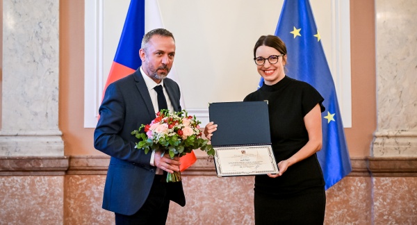 Ministr pro vědu, výzkum a inovace Marek Ženíšek předal Evě Navrátilové Cenu předsedy RVVI za rok 2025, 23. září 2025.