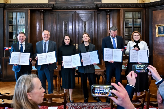 V Kramářově vile se uskutečnil slavnostní podpis přistoupení Česka k mezinárodní iniciativě Evropská síť paměti a solidarity, 19. května 2025.