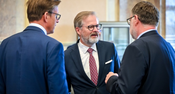 Premiér Petr Fiala v debatě s ministrem dopravy Martinem Kupkou a ministrem financí Zbyňkem Stanjurou před začátkem schůze vlády, 24. září 2025.