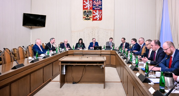 Premiér Petr Fiala a zástupci stran zastoupených v Poslanecké sněmovně na jednání k bezpečnostním otázkám, 13. března 2025.