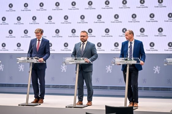 Premiér Petr Fiala v debatě s ministrem dopravy Martinem Kupkou a ministrem financí Zbyňkem Stanjurou před začátkem schůze vlády, 24. září 2025.