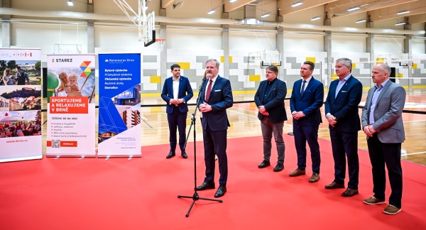Premiér Petr Fiala při proslovu na slavnostním otevření nové haly pro míčové sporty ve Starez Aréna Vodova, 22. dubna 2025.