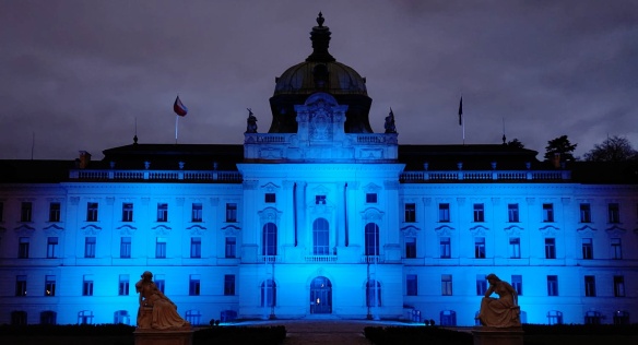 Úřad vlády podpořil osoby s autismem, Strakova akademie se zbarvila do modra, 2. dubna 2023.