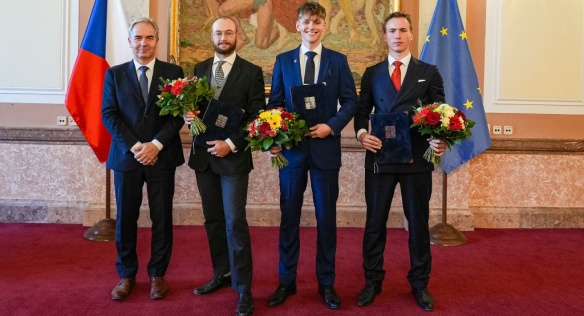 Ocenění studenti spolu s místopředsedou RVVI a předsedou Akademie věd ČR Radomírem Pánkem, 16. října 2026.