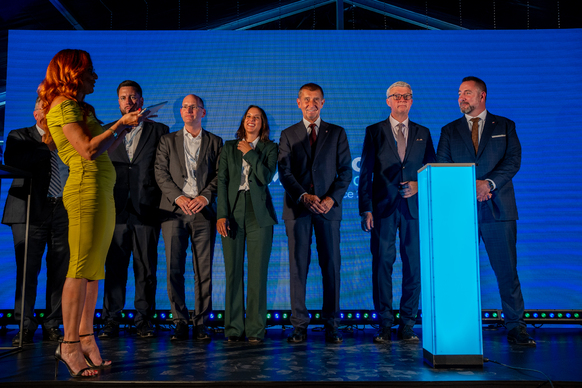 Premiér Andrej Babiš, vicepremiér Karel Havlíček, ministr Igor Červený a další hosté symbolicky zahájili provoz nové výrobní linky, 2. září 2026.