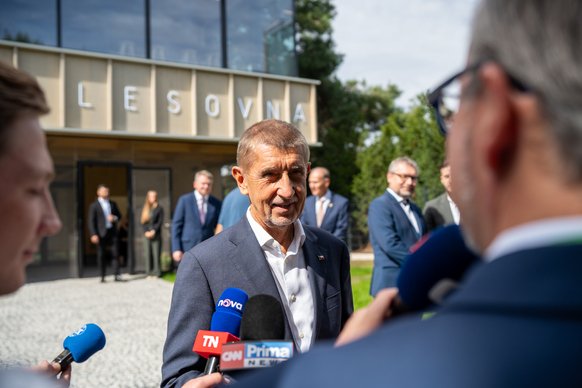 Premiér Babiš otevřel na ČZU unikátní výukovou dřevostavbu Lesovna