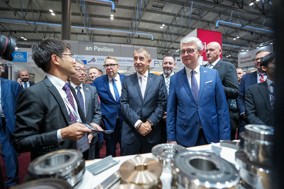 Premiér Andrej Babiš si během zahájení 67. Mezinárodního strojírenského veletrhu v Brně prohlédl několik expozic, 6. října 2026.