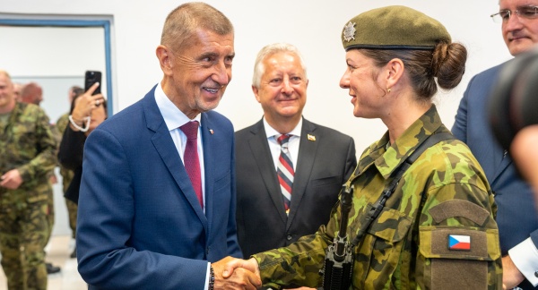 Premiér Babiš na slavnostní vojenské přísaze příslušníků kurzu základní přípravy