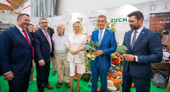 Premiér Babiš se spolu s ministry Šebestyánem a Červeným zúčastnil slavnostního narážení sudu piva 52. ročníku Země živitelky, 21. srpna 2026.