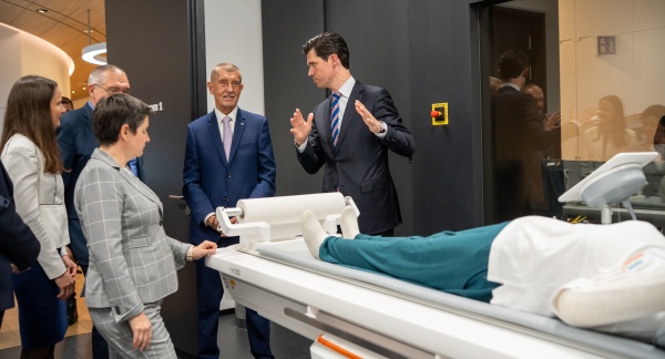 Premiér Andrej Babiš si prohlíží jeden z moderních zobrazovacích přístrojů vyráběných firmou Siemens v německém Forchheimu, 21. dubna 2026.