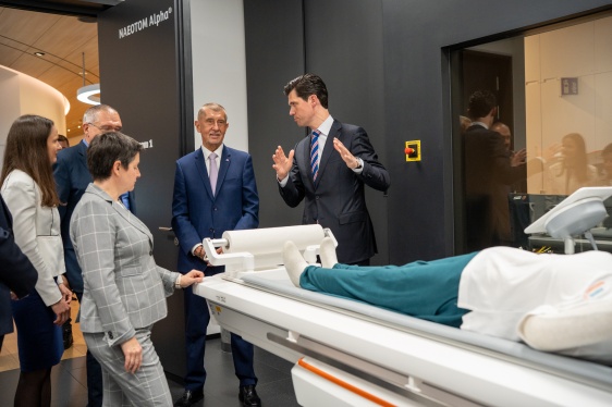 Premiér Andrej Babiš si prohlíží jeden z moderních zobrazovacích přístrojů vyráběných firmou Siemens v německém Forchheimu, 21. dubna 2026.