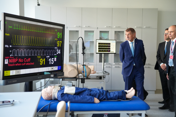 Premiér Andrej Babiš si prohlédl pracoviště nového společného kampusu lékařské a farmaceutické fakulty v Hradci Králové, 23. září 2026.