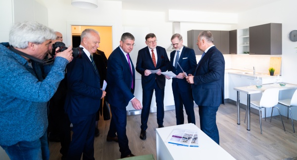 Premiér Petr Fiala si prohlédl byty nabízené v rámci projektu dostupného bydlení Amadeus Rezidence v Praze 9, 26. května 2025.