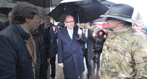 Prime Minister Bohuslav Sobotka meets with U.S. soldiers in Prague, 31 March 2015